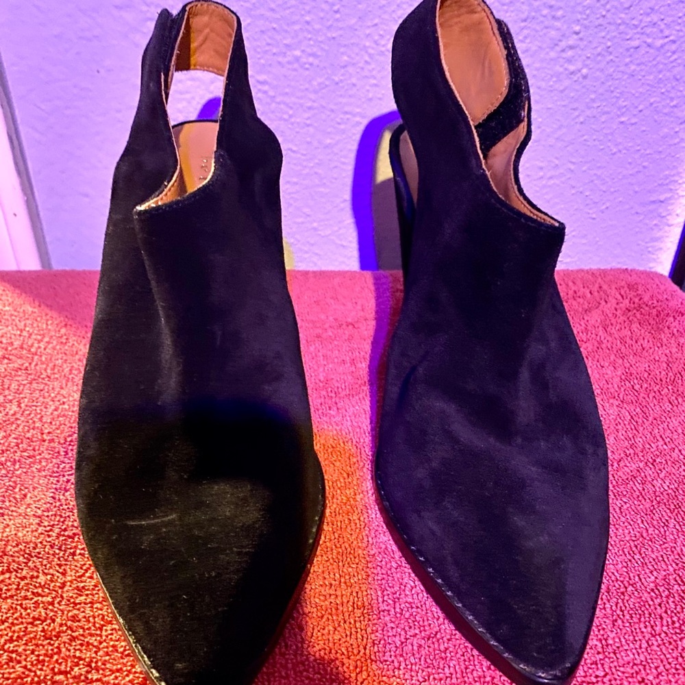 Blk velvet booties/heels
